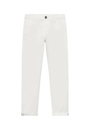 Pantalon blanc droit avec poches avant, fermeture par bouton, passants de ceinture et revers roulés aux chevilles sur fond blanc.