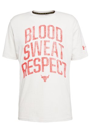 Weißes T-Shirt mit kurzen Ärmeln, großem roten Schriftzug "BLOOD SWEAT RESPECT" und einem kleinen Stier-Logo unter dem Schriftzug auf der Vorderseite.