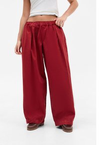BDG Urban Outfitters - BOBBI PANT - Auduma bikses - red Miniatūras attēls 1
