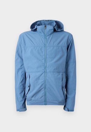 Chaqueta azul clara con cremallera y capucha. Hecha de una tela texturizada. Presenta bolsillos laterales y un diseño aerodinámico con costuras mínimas.