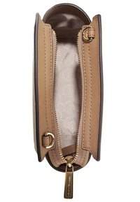 Borsa rettangolare in tessuto beige con chiusura a zip. L'interno presenta un rivestimento beige chiaro con motivi circolari in rilievo. Dettagli in metallo dorato.