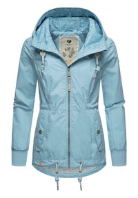 Ljusblå jacka med huva, insydd midja, blixtlåsförslutning framtill och elastiska ärmslut. Den har ett dekorativt mönster invändigt och justerbara dragband.