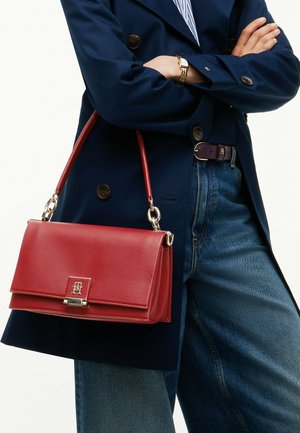 Tommy Hilfiger, HER MED CROSSOVER - Håndtasker - autumn red