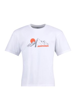 T-shirt bianco in cotone con grafica di una montagna e un sole arancione. Logo "ROSSIGNOL" visibile sotto il design. Maniche corte, collo tondo.