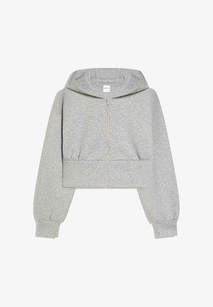 Világosszürke, rövidített kapucnis pulóver teljes elülső cipzárral, hosszú ujjakkal, mandzsettás véggel és rögzített kapucnival, laposan elhelyezve.