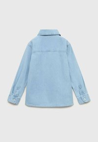 Cămașă din denim albastru deschis, cu mâneci lungi, manșete cu nasturi, guler și detalii cu yoke pe spate. Materialul are o textură netedă.