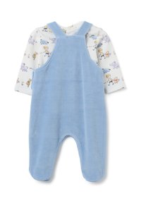 Mono de felpa azul bebé sobre una camiseta de manga larga blanca con un patrón colorido de personajes de animales de dibujos animados y niños.