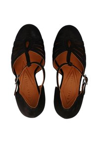 Scarpe nere in suede con punta aperta e cinturino alla caviglia. Design decorativo con ritagli sulla parte superiore e soletta in pelle liscia.
