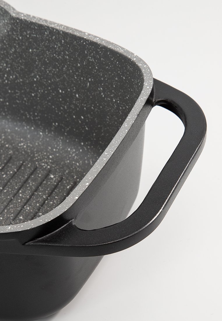 Zwarte rechthoekige koekenpan met een antiaanbaklaag in gespetterd grijs, gebogen handvatten en een geribbelde bodem voor verbeterd koken.
