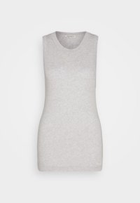 Top gris sin mangas hecho de una tela suave. Presenta un cuello redondo y una forma ajustada. No hay patrones ni adornos visibles.