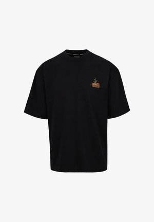 Schwarzes T-Shirt mit kurzen Ärmeln, links auf der Brust mit einer kleinen, bunten Kaktusgrafik und Text bedruckt.
