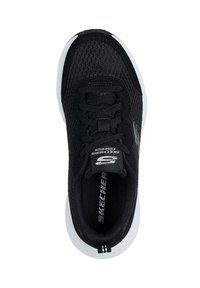 Zapato deportivo negro con parte superior de malla transpirable, suela acolchada, diseño con cordones y suela exterior blanca con detalles en negro contrastante.