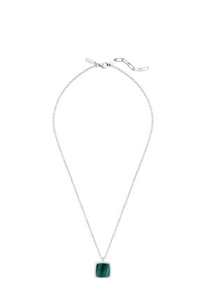 Collier chaîne en argent avec pendentif carré en malachite verte et fermoir réglable sur fond blanc.