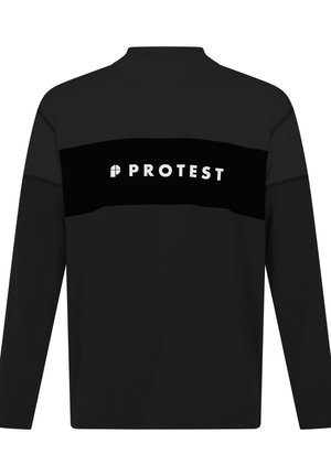 Černý top s dlouhým rukávem s texturovaným černým horizontálním pruhem a bílým logem "PROTEST". Vysoký límec, šité detaily na rukávech.
