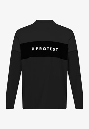 Čierne tričko s dlhým rukávom, ktoré má textúrovaný čierny horizontálny pruh a biele logo "PROTEST". Vysoký golier, vyšívané detaily na rukávoch.
