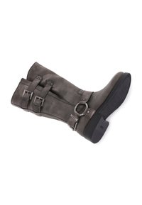 Botín gris de media pantorrilla con dos hebillas laterales ajustables, un detalle de anillo decorativo y una suela y tacón de goma negra.
