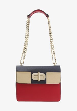 Handtas met een gestructureerd ontwerp in rood, marineblauw en beige materialen. Voorzien van een gouden kettingband en een opvallende rechthoekige sluiting.