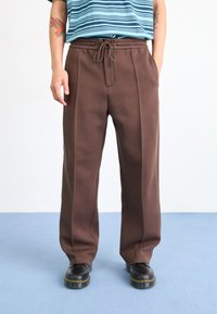 Nike Sportswear TAILORED - Treniņtērpa apakšdaļas - baroque brown/(baroque brown)