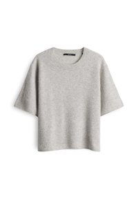 Pull en jersey gris clair à manches courtes, col rond, avec une coupe décontractée, texture douce et col côtelé, présenté sur un fond blanc.