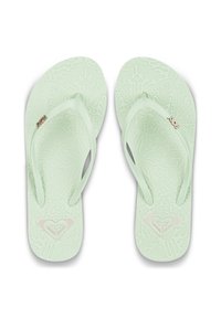 Lysegrønne flip-flops med teksturerte blomstermønstre, som har en logo i rosa som aksent. Stroppene er flate og formet for komfort.