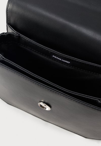 Μαύρη δερμάτινη τσάντα χειρός ανοιχτή για να φαίνονται οι εσωτερικές θήκες και το ασημένιο μαγνητικό κούμπωμα, με ετικέτα "Pierre Hardy" στο εσωτερικό.