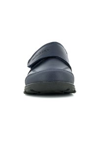Des chaussures bleu marine avec une finition texturée, dotées d'une bande Velcro et d'un design à bout rond. Semelle en caoutchouc pour une bonne adhérence et un confort optimal.