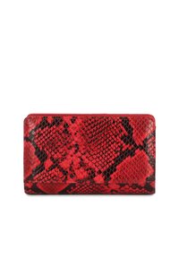 Portefeuille imprimé serpent rouge et noir avec une finition texturée et brillante, de forme rectangulaire. Il est doté d'une fermeture éclair sur tout le pourtour et ne présente aucun matériel apparent.