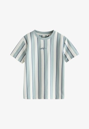 T-shirt à manches courtes avec des rayures verticales bleu clair, blanc et gris, orné d'un petit logo brodé au centre de la poitrine.