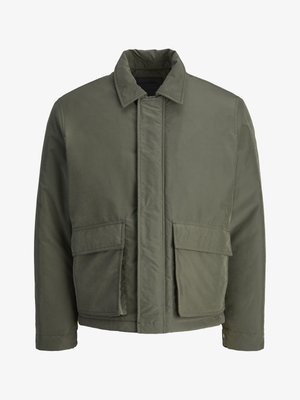 Olívazöld, bélelt dzseki magas gallérral, gombos mandzsettákkal, elülső zsebfedőkkel és rejtett elülső cipzárral, patentos rögzítéssel.