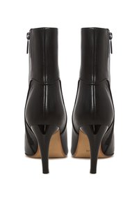 Stivaletti in pelle nera con tacco alto, finitura liscia, zip laterale, punta affusolata e tacco stiletto sottile.