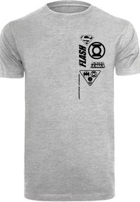 Grå bomullströja med svarta grafiska motiv, inklusive superhjälte-logotyper och text för "Flash" och "Justice League." Kort ärm och rundad hals.