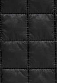Schwarzer, gestepptes Material mit einer glatten Textur, das ein Karomuster aus genähten Quadraten und einem leichten Glanz aufweist. Gleichmäßig verteilte, strapazierfähige Fäden.