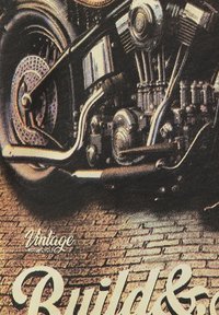 Gráfico de motocicleta vintage que presenta piezas de motor cromadas detalladas, un neumático negro con radios plateados, todo sobre un fondo texturizado y oscuro.