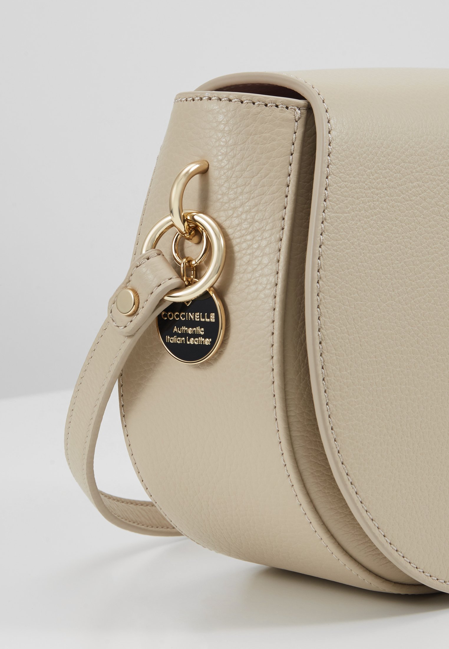 Coccinelle ALPHA SADDLE Skulderveske seashell Zalando.no Coccinelle ALPHA SADDLE Skulderveske seashell Zalando.no