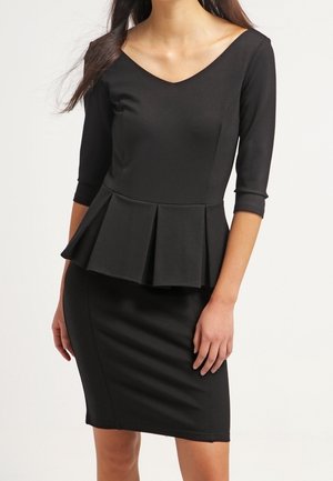 Schwarzes Peplumkleid mit dreiviertel Ärmeln, V-Ausschnitt und figurbetontem Rock. Glatter Stoff mit strukturiertem, ausgestelltem Saum.