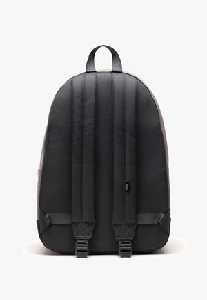 Černý látkový batoh se šedými akcenty, vybavený polstrovanými ramenními popruhy, horní rukojetí a hladkým, strukturovaným designem.