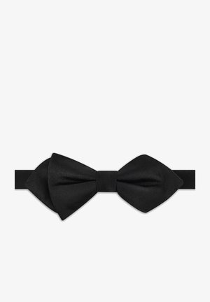 Czarna satynowa muszka wiązana na stałe z regulowanym paskiem, położona płasko na białym tle.