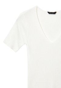 Weißes, geripptes Strickoberteil mit V-Ausschnitt und kurzen Ärmeln. Hat eine glatte Textur und dezenten Stretch, mit dem Label "CALLIOPE" am Ausschnitt.
