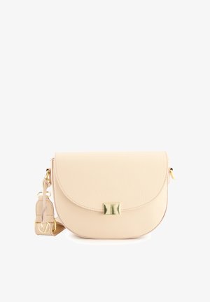 Pfirsichfarbene Leder-Crossbody-Tasche mit runder Form, magnetischem Klappverschluss und goldfarbener Hardware. Verfügt über einen abnehmbaren Schultergurt.
