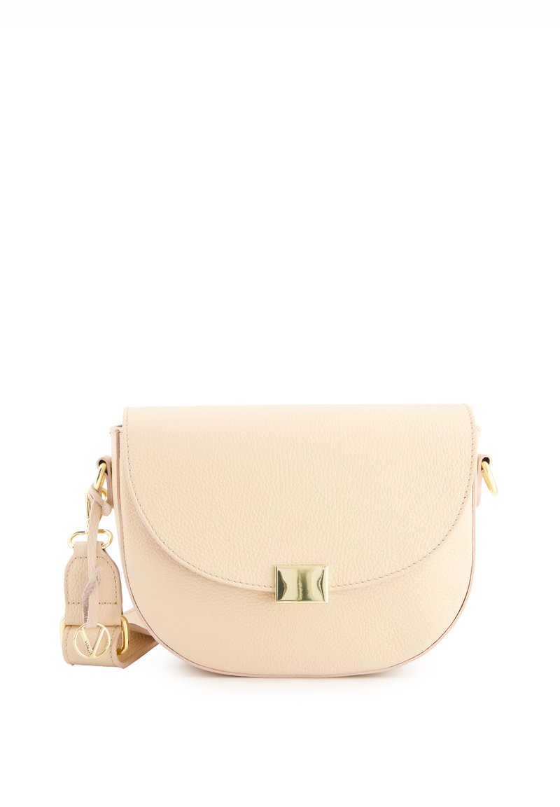 Pfirsichfarbene Leder-Crossbody-Tasche mit runder Form, magnetischem Klappverschluss und goldfarbener Hardware. Verfügt über einen abnehmbaren Schultergurt.