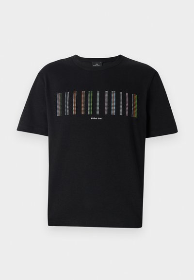Melnas īsajām piedurknēm T-krekls ar daudzkrāsainām vertikālām svītrām uz krūtīm un mazu logotipu apakšā. Mīksta kokvilnas auduma.