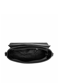 Czarna skórzana torebka z teksturowanym wykończeniem i płaskim, zamykanym na zamek wierzchem. Przestronne, wyłożone wnętrze z dodatkową kieszenią zamykaną na zamek.