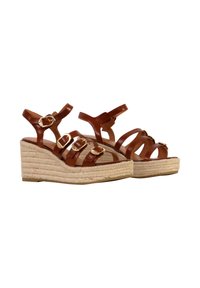 Sandales compensées en cuir marron avec plusieurs brides, boucles en or et plateforme en jute tressé. Texture lisse et design à bout ouvert.