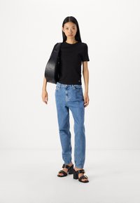 Calvin Klein Jeans LABEL FITTED TEE - Tricou basic - black