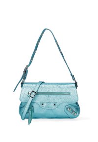 Borsa a tracolla in pelle metallica turchese con chiusura a cerniera, tracolla regolabile e dettagli hardware decorativi sulla parte anteriore.