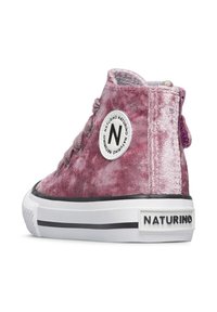 Vysoké tenisky z jemného růžového sametu s kulatou nášivkou, šněrováním a černými akcenty, s bílou gumovou podrážkou a logem značky.