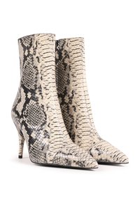 Špičaté kotníkové boty s hadím potiskem. Vyrobené z texturovaného materiálu, mají vysoký jehlový podpatek a elegantní siluetu. Barva: béžová a černá.