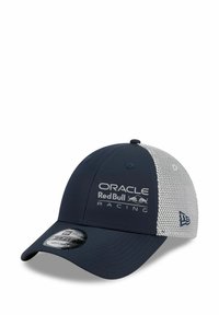 Czapka z daszkiem w marynarskim stylu z siateczkowym tyłem, z białym logo "Oracle Red Bull Racing". Zakrzywiony daszek, solidny przód oraz regulowany pasek.