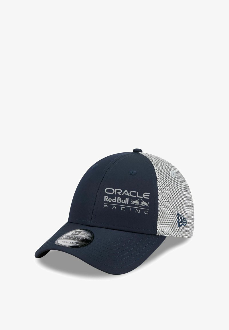 Czapka z daszkiem w marynarskim stylu z siateczkowym tyłem, z białym logo "Oracle Red Bull Racing". Zakrzywiony daszek, solidny przód oraz regulowany pasek.