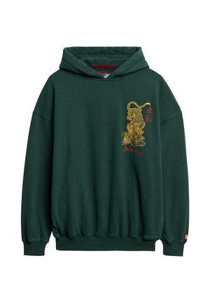 Dunkelgrüner Hoodie mit gelber Tigerstickerei, roten asiatischen Schriftzeichen und dem Schriftzug "Superdry" auf der linken Brust.